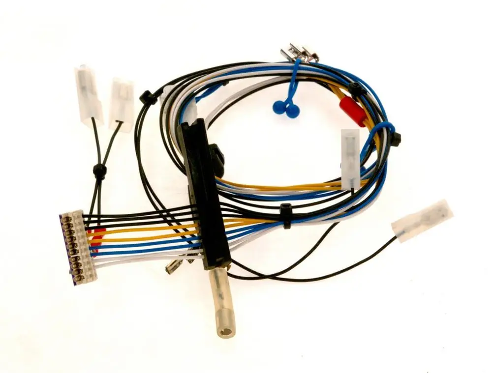 Kabelbaum mit mehreren farbigen Drähten und Steckverbindern, möglicherweise für elektrische Anwendungen, erkennbar als Bosch-Produkt.